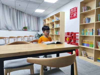爸爸公司的图书馆